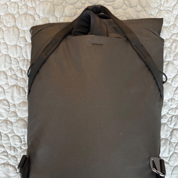 Peak Design Every Day Tote\Backpack Black with Gray Interior - Picture 15 of 16